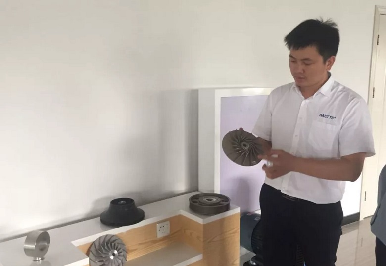 銳天總經理吳炎光先生現場介紹公司產品