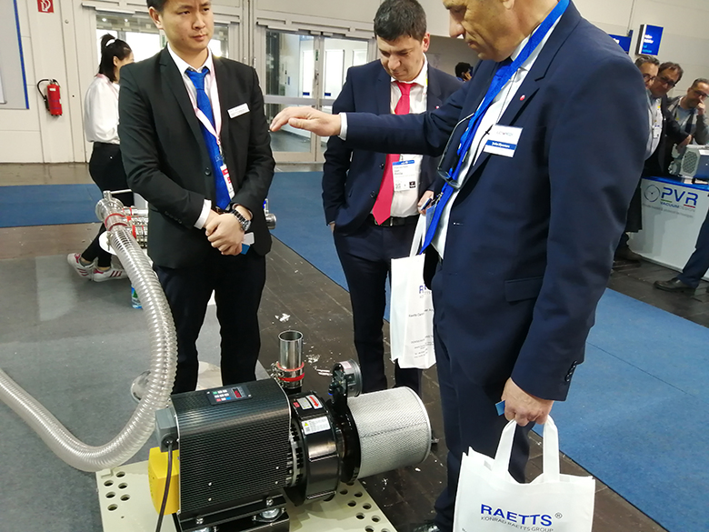 展會上客戶體驗雷茨風(fēng)機